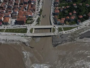 Kar suları Karadeniz’in rengini değiştirdi: İnebolu kıyıları kahverengiye büründü