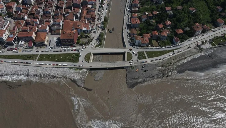 Kar suları Karadeniz’in rengini değiştirdi: İnebolu kıyıları kahverengiye büründü