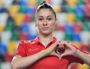 Milli Sporcu Aysel Önder, dünya rekoru kırarak altın madalya kazandı