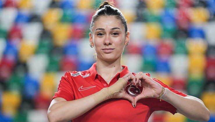 Milli Sporcu Aysel Önder, dünya rekoru kırarak altın madalya kazandı