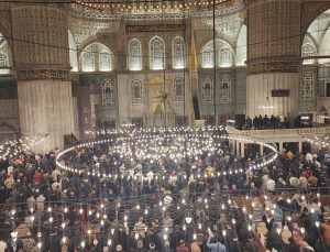 Sultanahmet Camiinde Kadir Gecesi dualarla idrak edildi