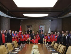 Gençlik ve Spor Bakanı Bak, özel sporcuların başarılarını kutladı