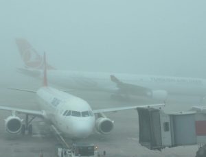 İstanbul'daki yoğun sis uçak seferlerini olumsuz etkiledi