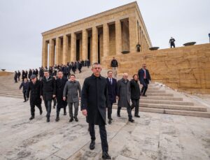 Özgür Özel, PM ve YDK üyeleriyle Anıtkabir'i ziyaret etti!