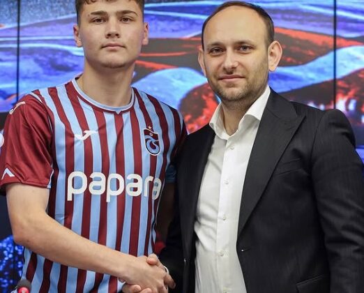 Trabzonspor U19 futbolcusu Esat Yiğit Alkurt, profesyonel sözleşme imzaladı