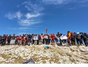 Zaferi Zirvede Kutladılar