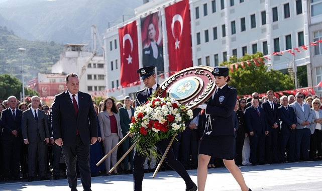 29 Ekim Bayram Coşkusu Çelenk Sunumuyla Başladı