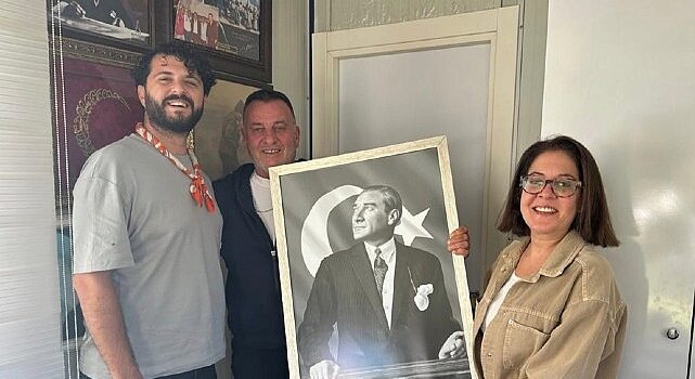 Çeşme Belediyesi’nden Muhtarlar Haftasında anlamlı hediye: Atatürk tablosu