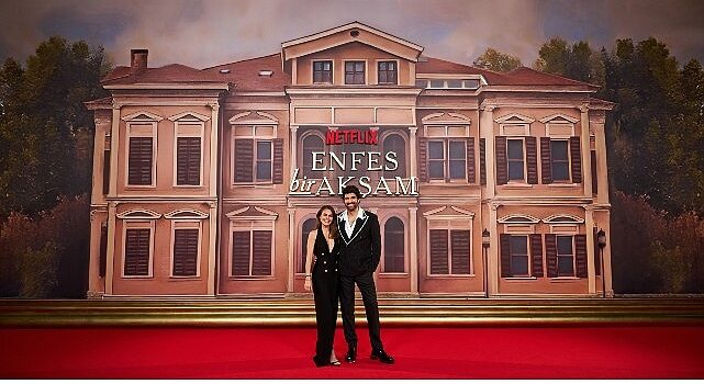 Netflix’in Başrollerini Engin Akyürek ve Aslı Enver’in Paylaştığı Yeni Dizisi Enfes Bir Akşam’ın Galası Gerçekleşti