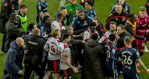 10 kişi rakibi yenemediler efsane isme saldırdılar