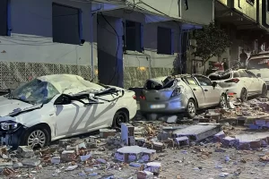 4 katlı binanın çatısından kopan parçalar park halindeki araçların üzerine düştü