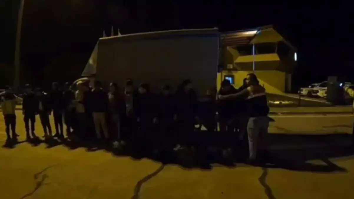 55 Göçmen Kaçakçısı Yakalandı