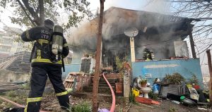 74 yaşındaki kadın yangından zor kurtuldu