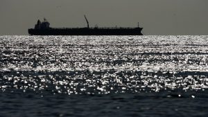 ABD Sahil Güvenliğinden kaçan tankerin mürettebatı gemiye Rus bayrağı çizdi