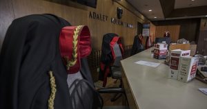 Abisi ceza alınca mahkeme salonunun camını kırdı