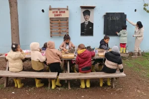 Adana’da Bahçeyi Eğlenceye Dönüştüren Öğretmen