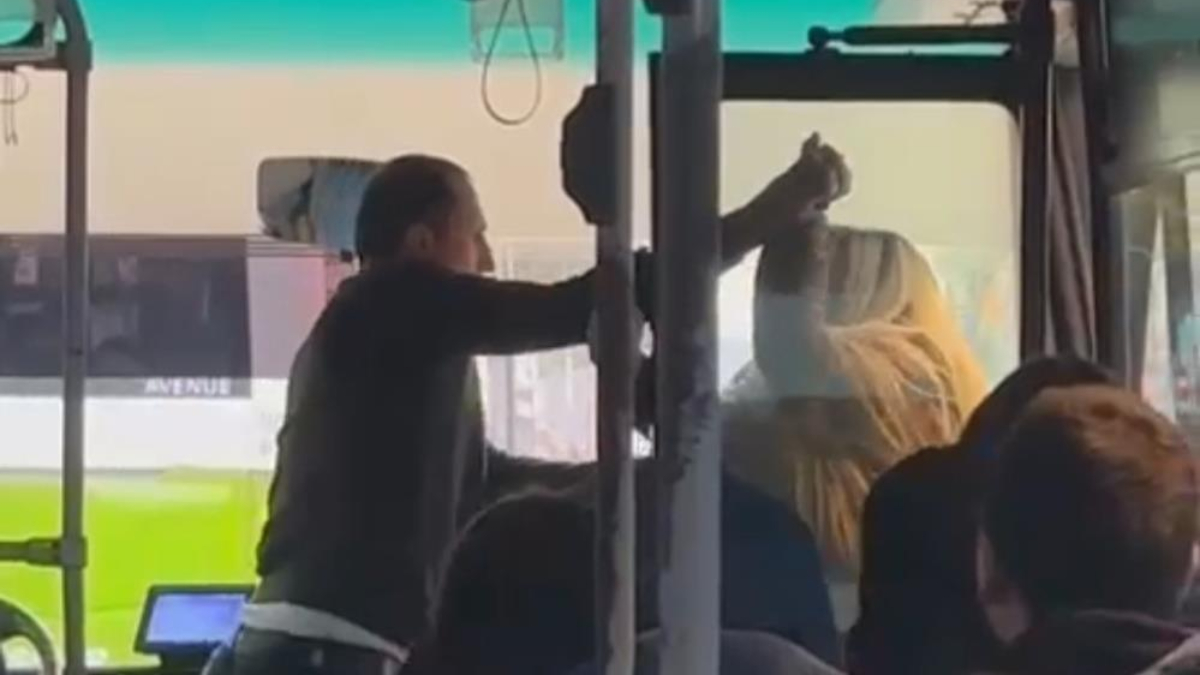 Adana’da halk otobüsünde gerginlik kavgaya dönüştü