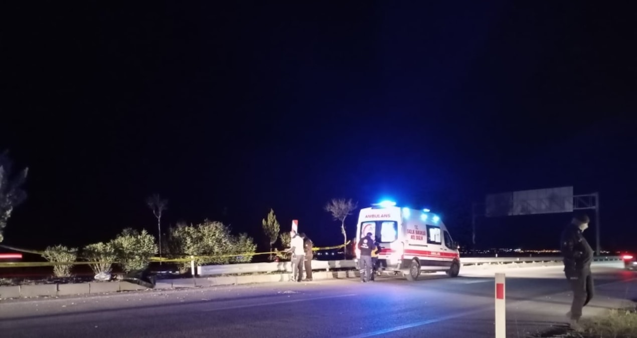 Adana’da motosiklet refüje çarptı; 1 ölü, 1 yaralı