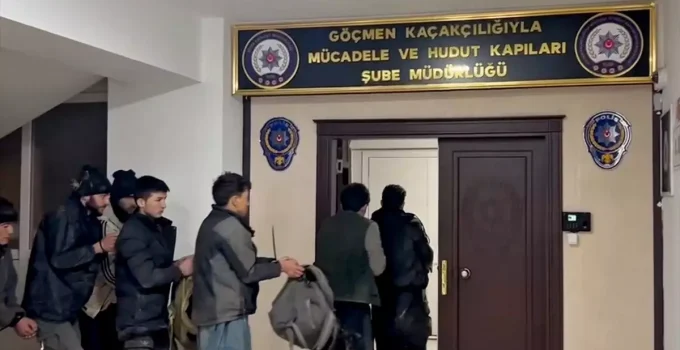 Ağrı Dağı’nda 11 Düzensiz Göçmen, 3 Kaçakçı Yakalandı