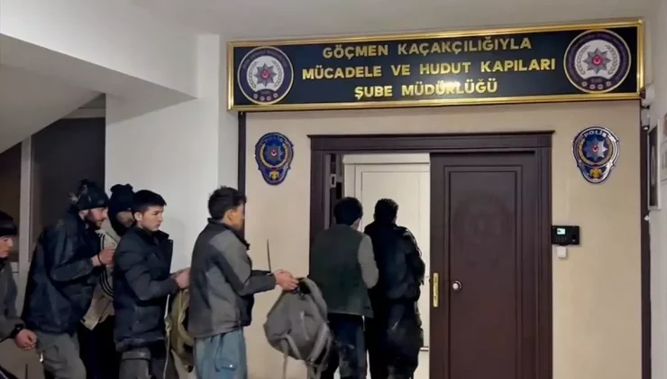 Ağrı Dağı’nda 11 Düzensiz Göçmen, 3 Kaçakçı Yakalandı