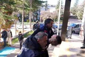 Ailevi sorunlarını anlattığı arkadaşı beklediği tepkiyi vermeyince öldürdü