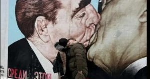 AKP’li Berlin’de eşini öptü, parti karıştı