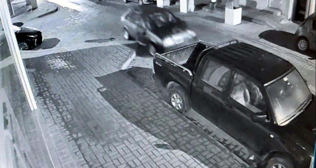 Alkollü sürücü park halindeki araçlara çarptı: O anlar kamerada