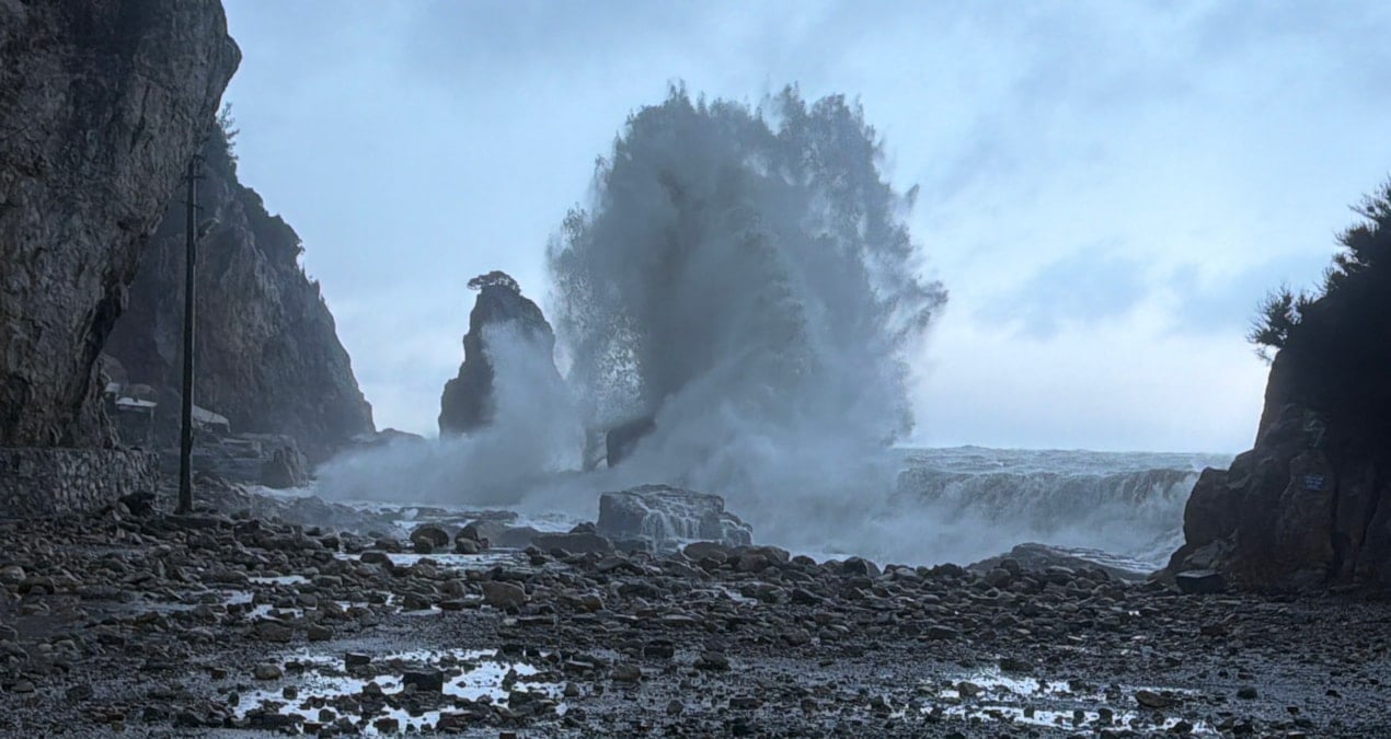 Amasra’da dalgalar 8 metreyi aştı tekneler limana demirledi