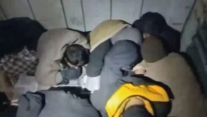 Amasya’da demir yüklü tırın dorsesinde 37 kaçak göçmen yakalandı