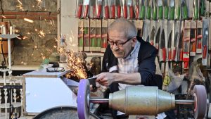 Antalya’da bıçak bileme ustası, 50-60 bin liraya çırak bulamıyor