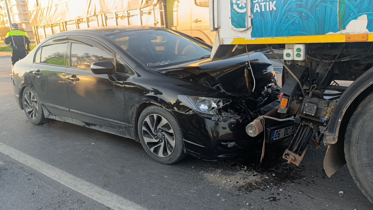 Antalya’da otomobil yol süpürme aracıyla çarpıştı