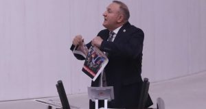 Apo’ya ‘şerefsiz’ deyip Barzani fotoğrafını yırttı