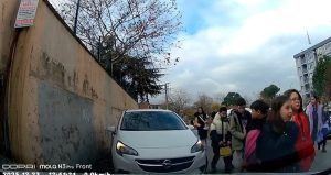 Arabayı okuldan çıkan öğrencilerin üzerine sürdü!