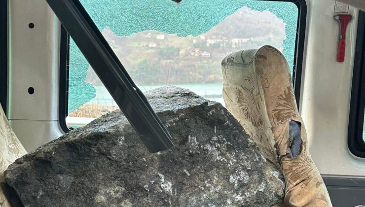Artvin’de dev kayalar minibüsün üzerine düştü: Şans eseri kurtuldular
