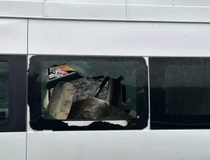 Artvin’de Heyelan: Minibüse Kaya Düştü