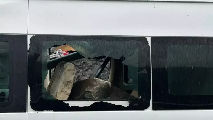 Artvin’de Heyelan: Minibüse Kaya Düştü