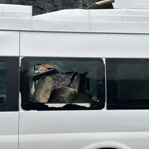 Artvin’de Minibüse Kaya Parçası Düştü