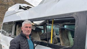 Artvin’de minibüsün üzerine kaya yağdı: Bugün bizim ikinci doğum günümüz