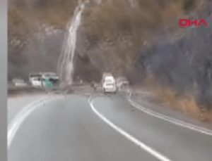 Artvin’de yamaçtan kopan kaya minibüse isabet etti