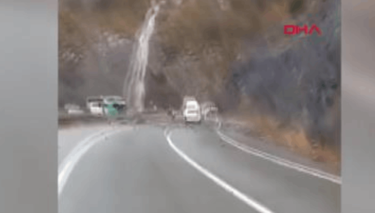 Artvin’de yamaçtan kopan kaya minibüse isabet etti