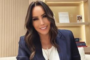 Asena doğum gününde böyle coştu! Dansı ve tarzıyla dikkat çekti