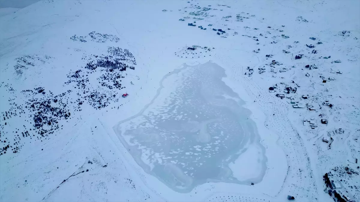 Aydıntepe Yaylası’ndaki Gölet Buzla Kaplandı