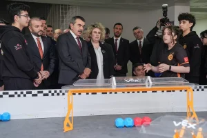 Bakan Tekin, Arnavutköy’deki Liseyi Ziyaret Etti