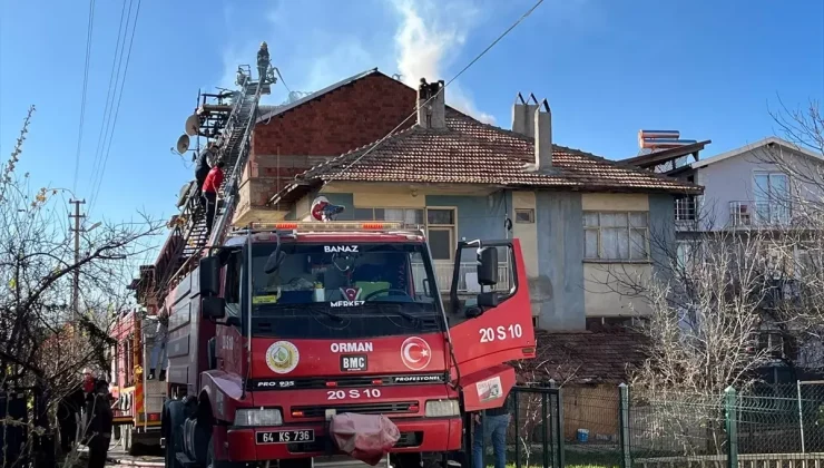 Banaz’da çatıda çıkan yangın söndürüldü
