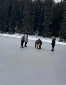 Bartın’da Buzlu Gölette Tehlikeli Anlar