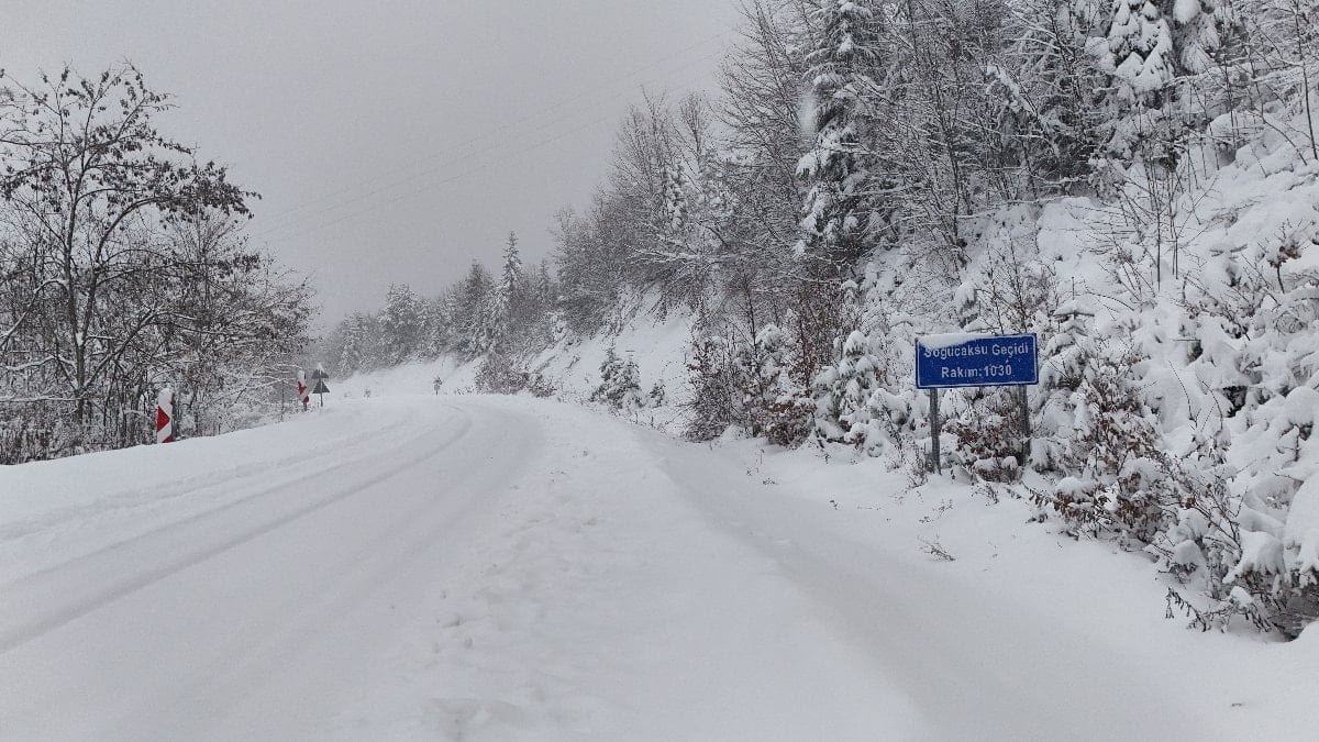 Bartın’da zirvede kar manzarası