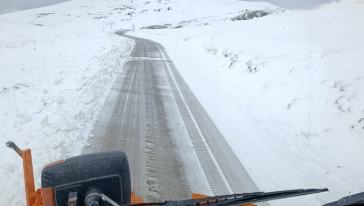 Bayburt-Gümüşhane yolunda karla mücadelesi sürüyor