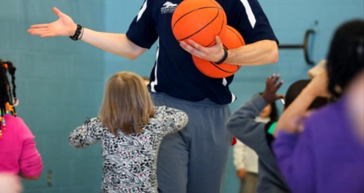 Beden öğretmeni kız öğrencilere müstehcen fotoğraflar gönderdi! Veliler yakaladı
