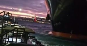 Beşiktaş’ta faciadan dönüldü! İskeleye çarpmaktan saniyelerle kurtuldu