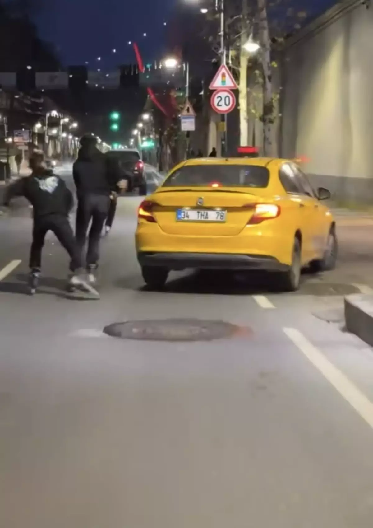 Beşiktaş’ta Tehlikeli Patenli Yolculuk